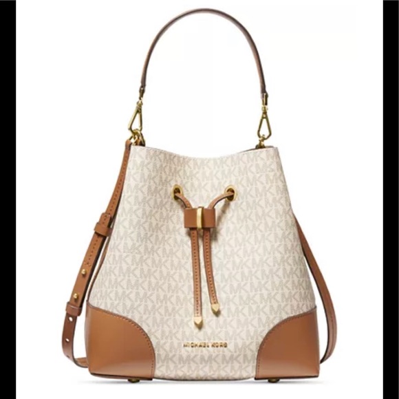 Michael Kors Handbags - 🎉 HP MICHAEL KORS BAG